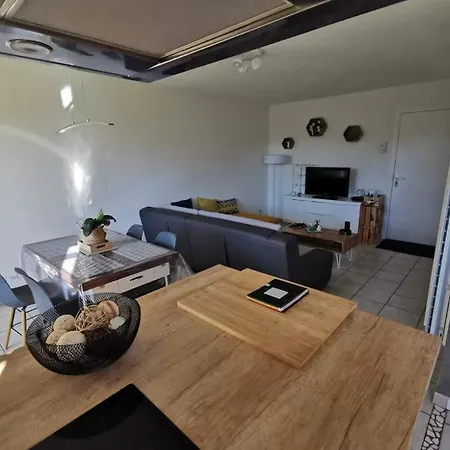Cosy, Petite Terasse, Place De Parking Privee Proche Commerces Apartment Arpajon-sur-Cere